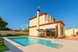 Maravilloso Chalet Urbano con Piscina en Venta en La Zona de Las Mogarizas, Chiclana de la Fra., Cádiz photo 0