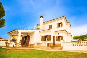 Espectacular y Gran Chalet Urbano en Venta en la Zona de Cerromolino, Chiclana de la Fra., Cádiz photo 0