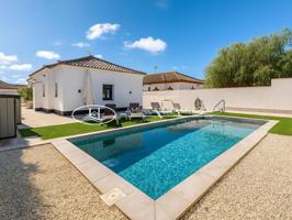 Fabuloso Chalet Urbano con Piscina en Venta en Los Gallos, Chiclana de la Fra., Cádiz photo 0