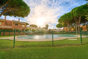 Encantadora Casa Adosada con Piscina Comunitaria en Venta en La Zona de Sancti Petri, Chiclana de la Fra., Cádiz photo 0