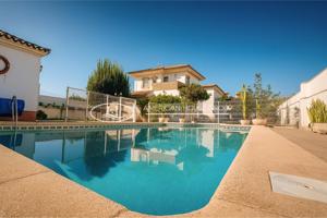 Exclusivo Chalet Urbano de Dos Plantas con Piscina en Venta en La Zona de Los Gallos, Chiclana de la Fra., Cádiz. photo 0