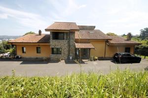 Casa - Chalet en venta en Cuyences de 480 m2 photo 0