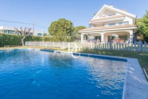 Casa en venta con piscina en Terramar photo 0