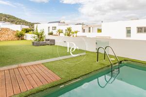 Casa adosada con piscina en venta en la exclusiva zona de Rocallisa, Ibiza photo 0