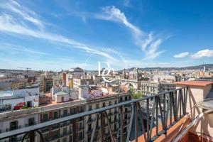 Luminoso ático en venta en el corazón de Barcelona photo 0