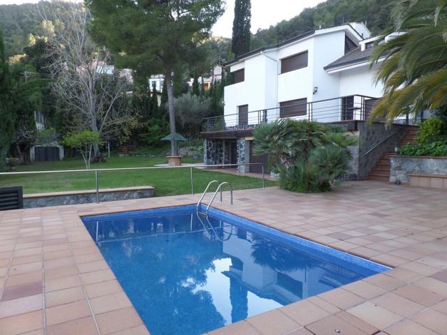 Chalet - Torre - Torrelles de Llobregat photo 0