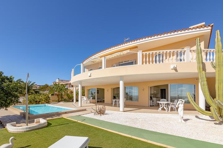 Inversión excelente: Chalet compuesto de 5 viviendas con vistas al mar y piscina photo 0