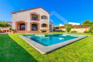 Villa En venta en Mont-roig del Camp photo 0
