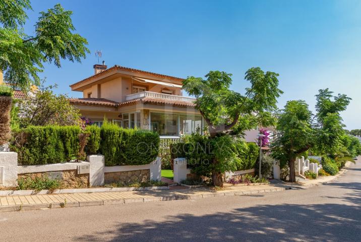 Villa En venta en Mont-roig del Camp photo 0