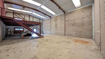 Nave Industrial en venta en Quer de 379 m2 photo 0