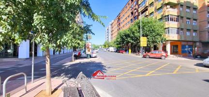 🏢 ¡Atención inversores y emprendedores! Amplio local en esquina en zona Ollerías photo 0