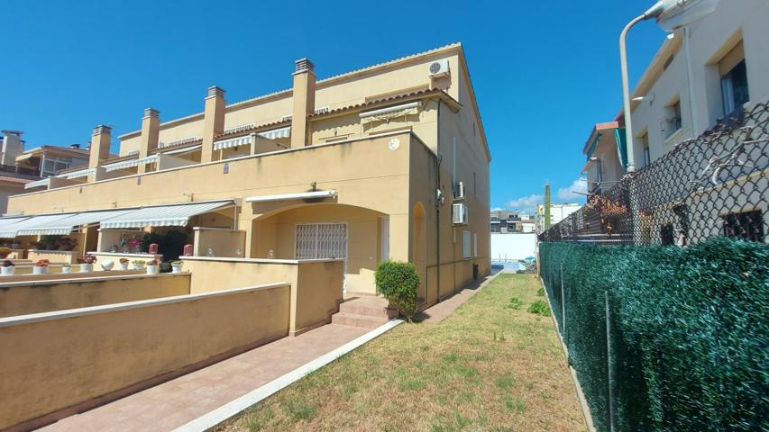 Magnifica casa esquinera en el centro de Segur de Calafell photo 0