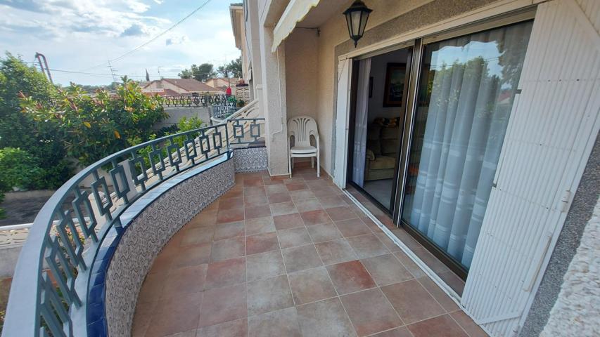 Estupenda casa adosada esquinera en el centro de Segur photo 0