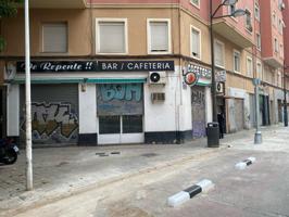 Local comercial esquinero en Perez Galdós con cuatro huecos en fachada photo 0