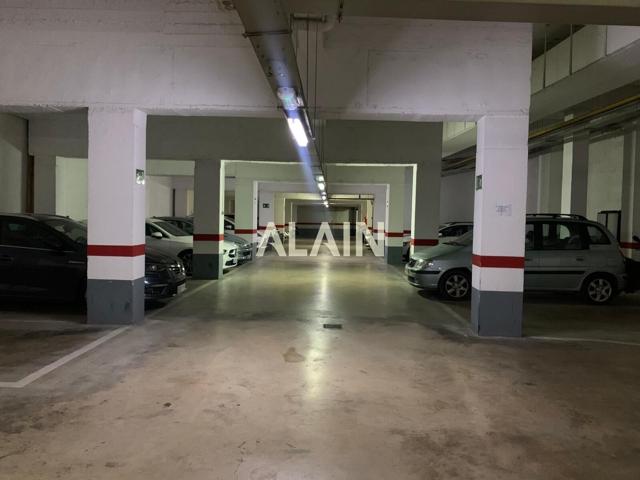 SE VENDE GARAE Y TRASTERO EN CIUTAT VELLA. photo 0