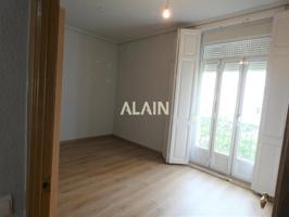 ESTUPENDO PISO EN VENTA EN MERCADO DE COLON photo 0