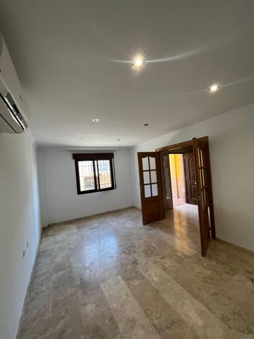 CASA PAREADA EN ZONA URBANIZACIÓN DE VENTA NUEVA CON AMPLIAS SUPERFICIES Y GARAJE INCLUIDO !!! photo 0