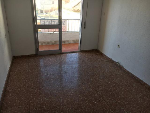 VENTA DE PISO CON 108M2 DE SUPERFICIE, 3 DORMITORIOS, 1 BAÑO Y GARAJE EN ZONA CENTRO DE HUETOR TAJAR photo 0