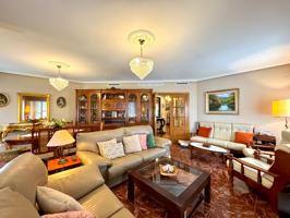 En venta, bonito piso de 4 dormitorios en el Bulevar del Pla photo 0