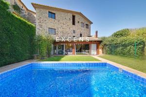 Exclusiva casa de pueblo con piscina y ascensor en el corazón del Empordà photo 0