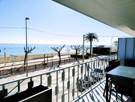 Piso en venta en Primera línea de mar. photo 0