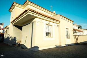 Unifamiliar En venta en Urbanizacion Las Lomas, Palomares Del Rio photo 0