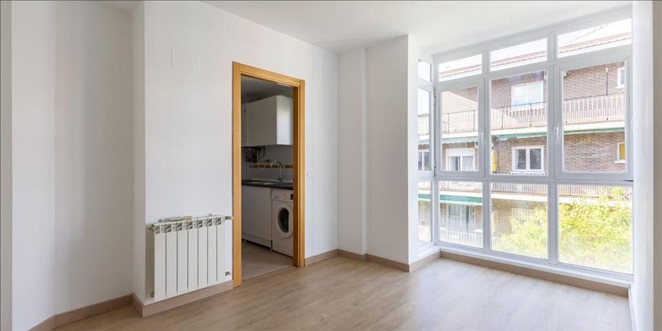 Piso En venta en Calle Del Apóstol Santiago, 38, Ciudad Lineal, Madrid photo 0