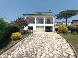 casa con jardin, garaje y vistas al sur photo 0