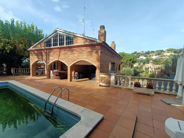 Amplia casa con piscina, sala de juegos, licencia photo 0