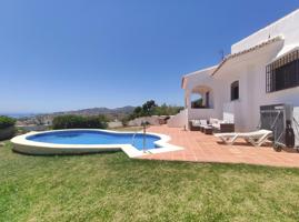 Preciosa villa con piscina privada en Nerja photo 0