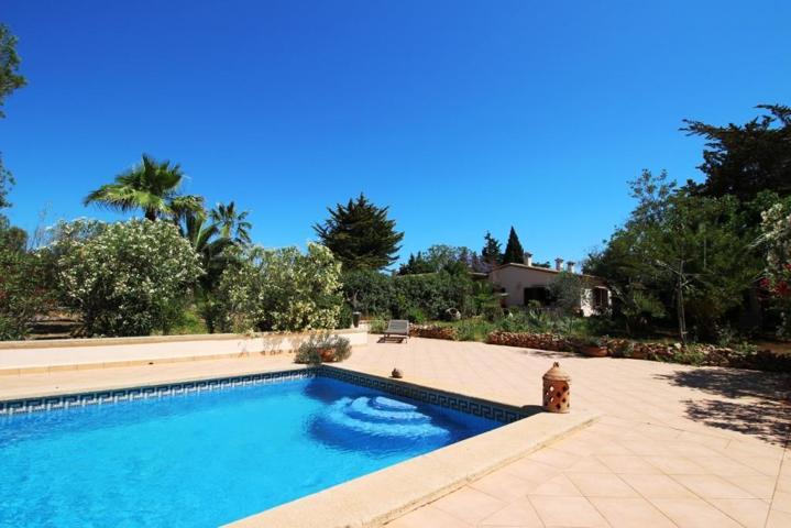 Casa con piscina rodeada de un fabuloso jardín photo 0