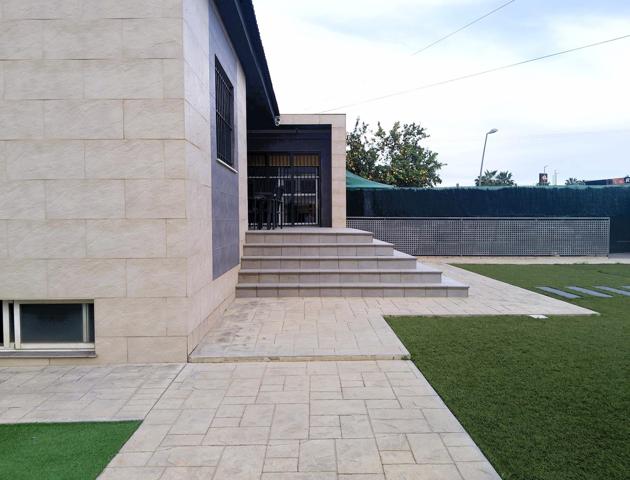Espléndida Villa Renovada con Jardín, Piscina y Espaciosa Terraza photo 0