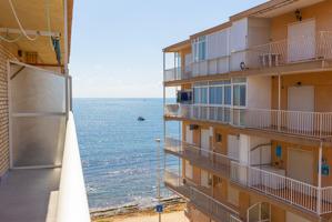 Exclusivo Piso Reformado en Primera Línea de Playa en Torrevieja con Amplia Terraza y Vistas al Mar photo 0