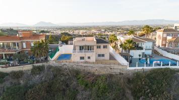Gran Villa con encanto, vistas únicas y un gran potencial photo 0