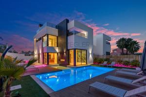 Villa de lujo con tecnología Smart Home y piscina privada en Torrevieja. Lista para entrar a vivir. photo 0