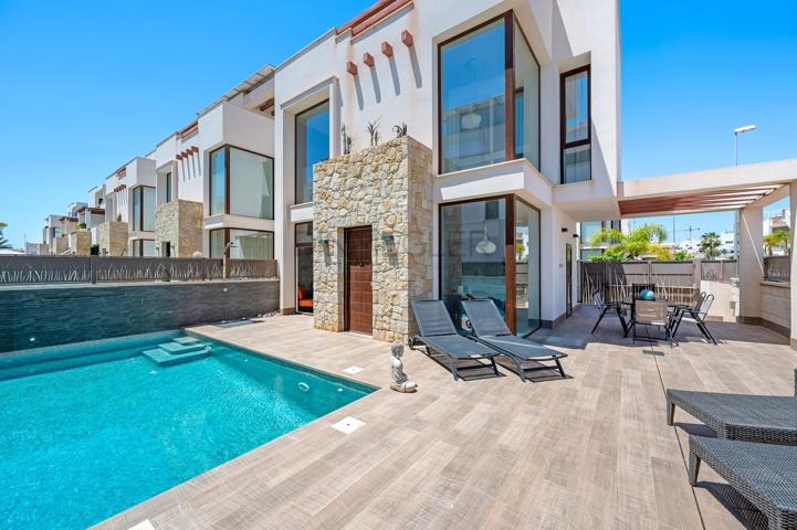 Villa esquinera con sótano, azotea y piscina privada en Ciudad Quesada photo 0