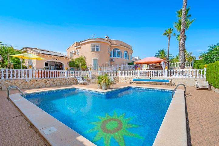 Villa independiente en Ciudad Quesada con piscina, jardín y una parcela de 1.152 m² photo 0