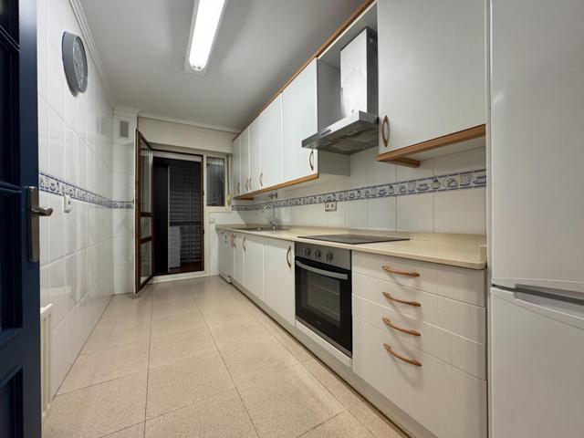 Piso completo de alquiler en la Plaza Urgitxetas.Larga estancia, no se admiten animales. photo 0