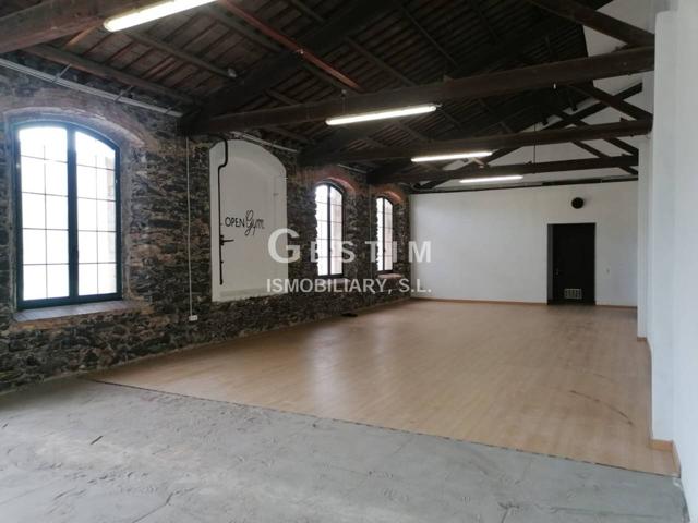 Alquiler de Local Comercial en Vic - Zona Caputxins-Santa Clara-Hospital photo 0