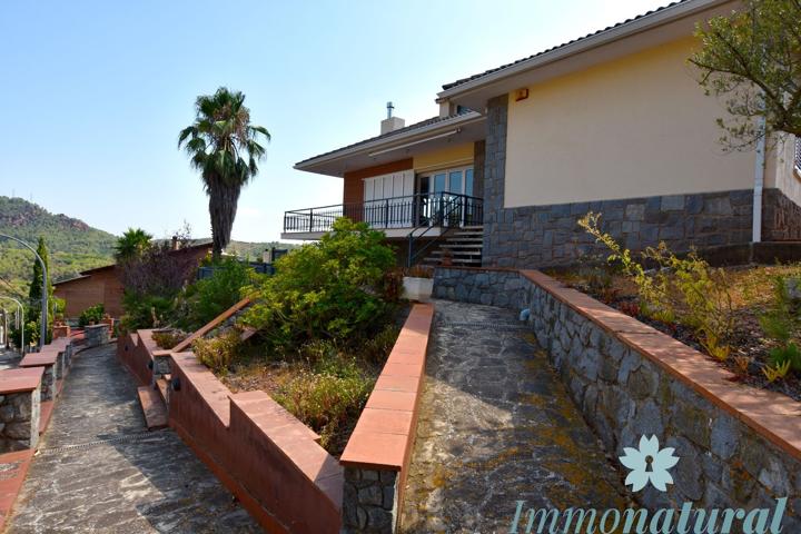 Villa En venta en Torrelles de Llobregat photo 0