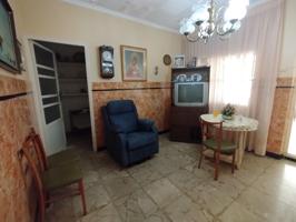 ¡Gran Oportunidad! Casa para Reformar con Parcela de 548 m² y Salida a Dos Calles photo 0