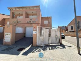 Chalet pareado en venta en Yuncos photo 0