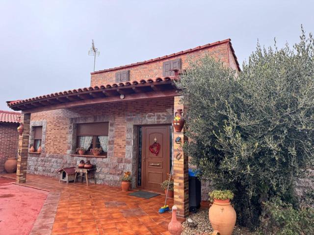 2 CASAS CON PATIO CONECTADO EN POLÍGONO ONZONILLA photo 0