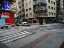 TODO EL ESCAPARATE QUE NECESITES EN CALLE VALENCIA photo 0