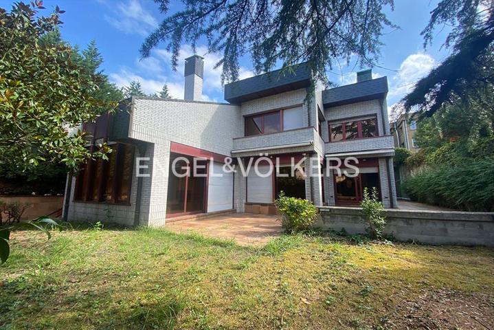 Casa En venta en Calle Hermanos Villanueva, 8, Ciudad Naranco-Vallobín-La Florida, Oviedo photo 0