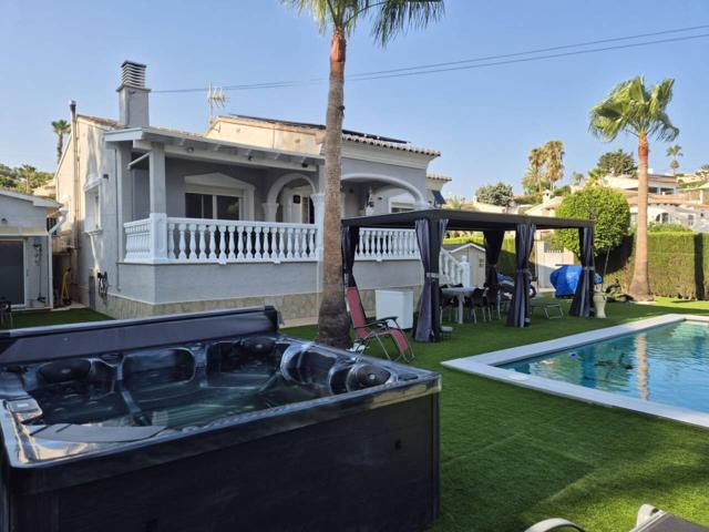 Chalet en venta en La Cometa-Carrió Park photo 0