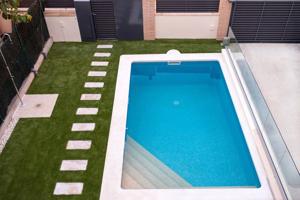 Precioso Chalet esquinero con piscina! photo 0