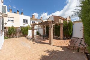 Casa pareada con hermoso patio en el centro de La Zubia photo 0