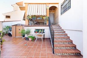 Casa a la venta en Peligros con grandes espacios y vistas despejadas photo 0