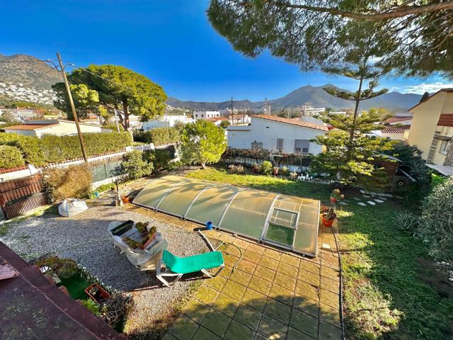 Villa En venta en Roses photo 0